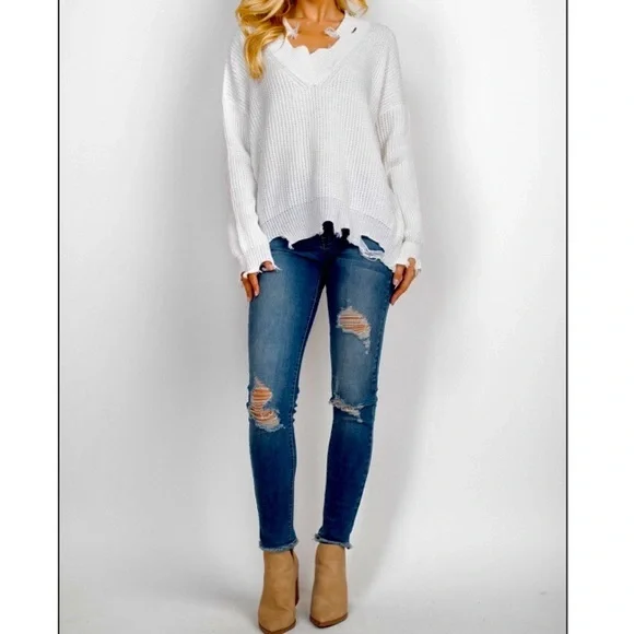 ✨THE PERFECT WEIGHT WHITE V-NECK DISTRESSED KNIT SWEATER-NEW‎ - Picture 3 of 9